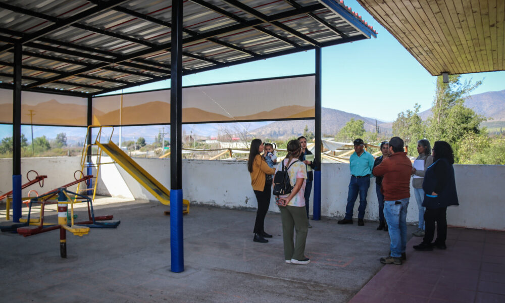 Comunidad reunida en el patio techado de educación parvularia